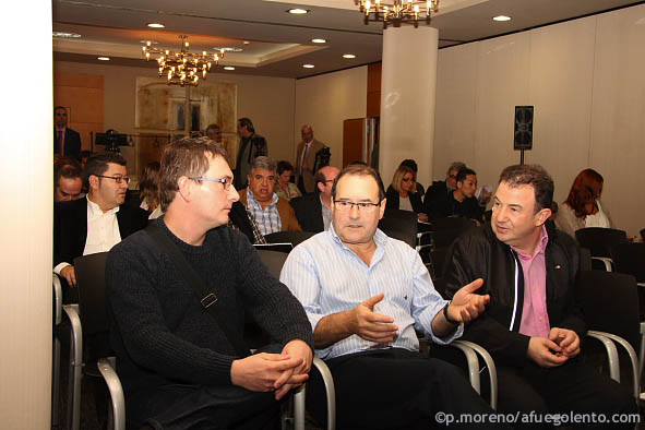 Andoni de Luis, Hilario Arbelatiz, y Martín Berasategui en un momento de la presentación